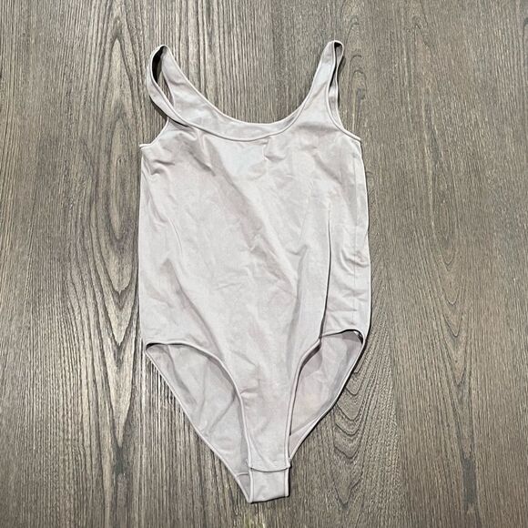 NWOT Skims Essentials Scoop Neck Bodysuit Grey - Size S/M - Picture 1 of 4